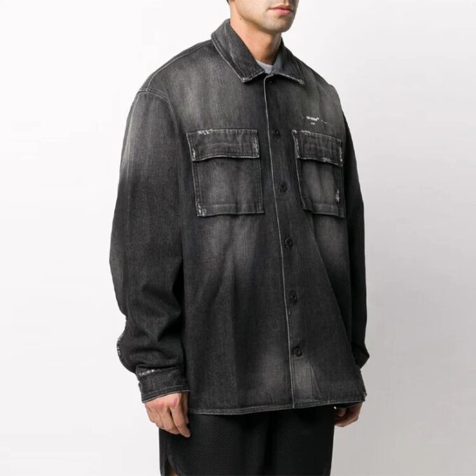 Denimjakke med stor lomme, lange ermer og løs passform, grå