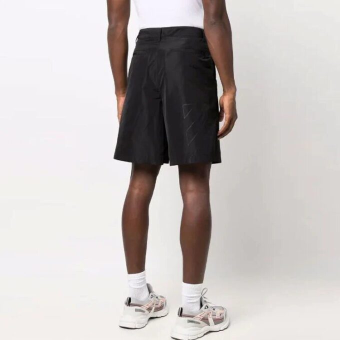 Enfarget shorts, løs passform, svart