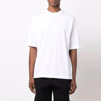 FW21 geometrisk mønster, rund hals, korte ermer, slim fit-versjon, hvit