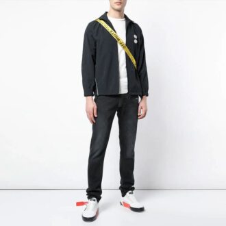 Jakke i ensfarget stoff med stående krage og glidelås, slim fit-versjon, svart