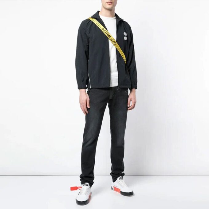 Jakke i ensfarget stoff med stående krage og glidelås, slim fit-versjon, svart