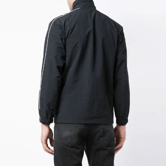 Jakke i ensfarget stoff med stående krage og glidelås, slim fit-versjon, svart