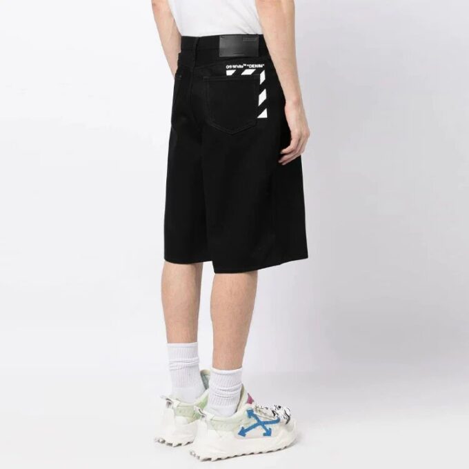 Knelange shorts med logotrykk «Svart»