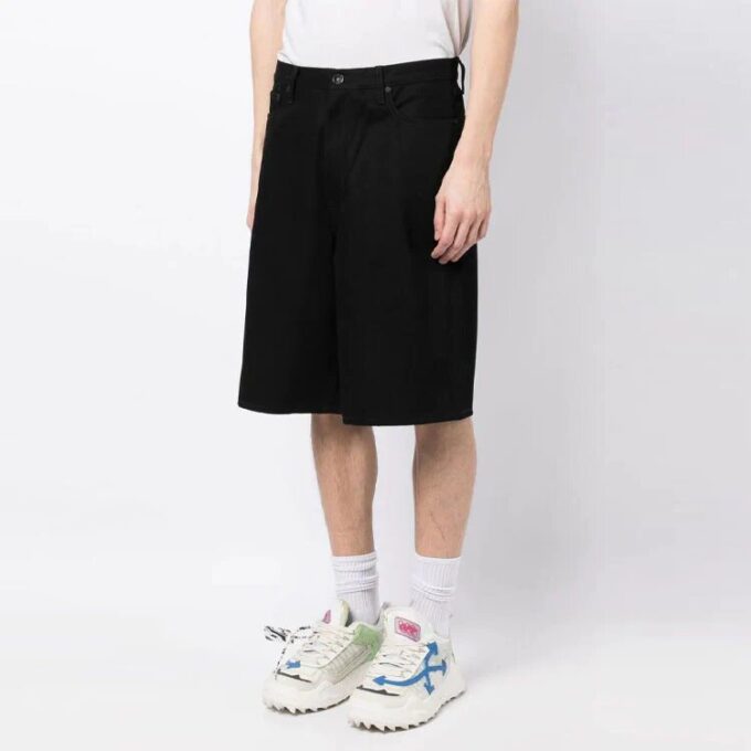 Knelange shorts med logotrykk «Svart»