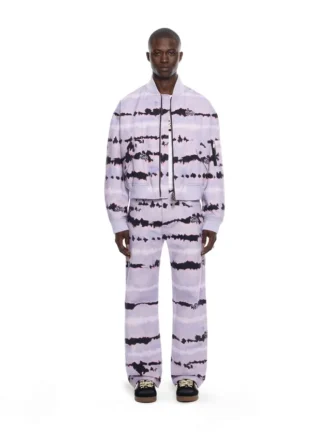Kort bomberjakke med tie-dye-mønster over hele