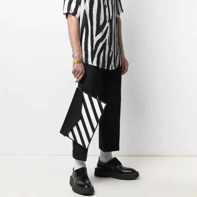 Lærkonvoluttveske med håndtak, unisex, svart/hvit