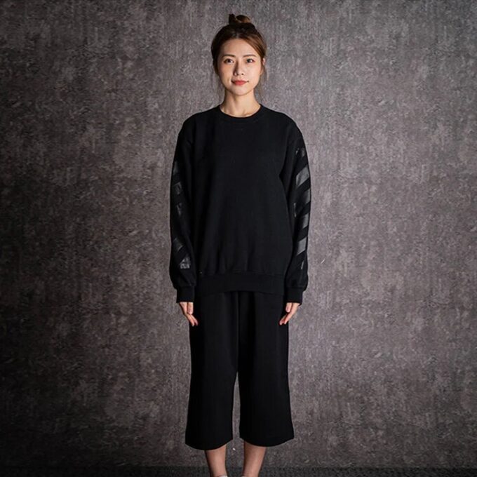 Off-White Casual fleecefôret logo-pil bomullsgenser med rund hals, svart hettegenser