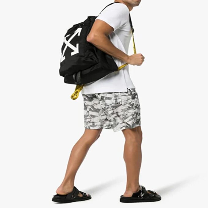 Off-White Herre-badeshorts med pilemønster, grå