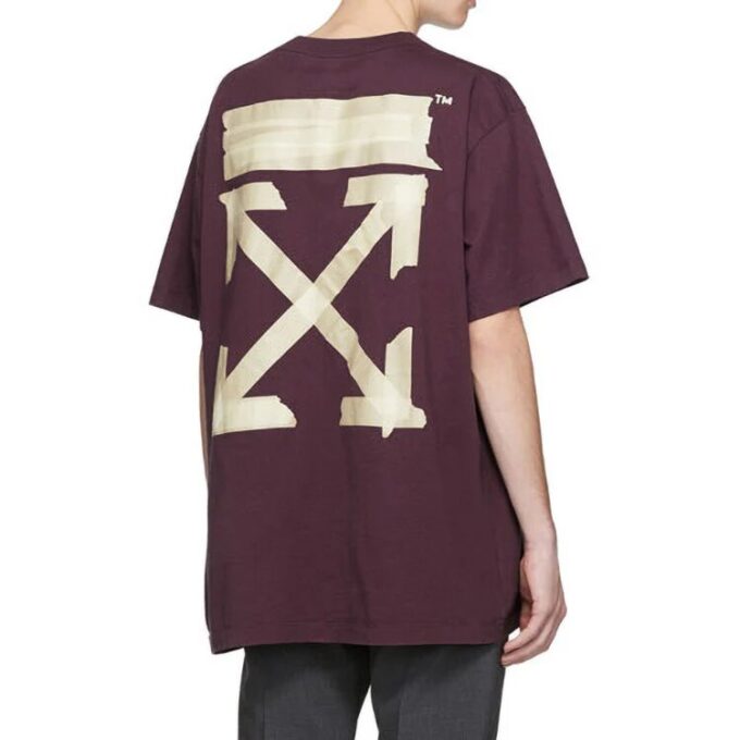 Off-White herre-T-skjorte med bronsepil, gummistrikk og lapp, kort erme, lilla