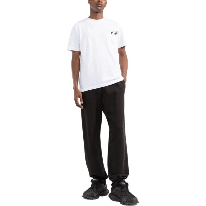 Off-White Herre-T-skjorte med bryststripe, lomme, rund hals og korte shorts