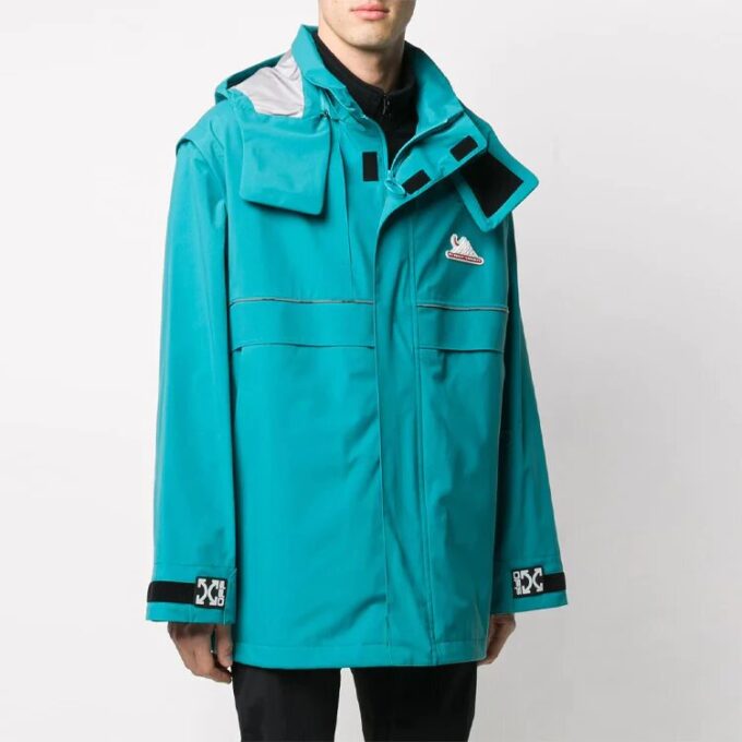 Off-White herrejakke i funksjonelt materiale, avtakbar og vindtett, løs passform, sjøblå