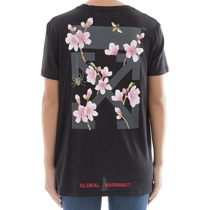 Off-White med skisse av kirsebærblomster og Arrows på ryggen, kort ermet