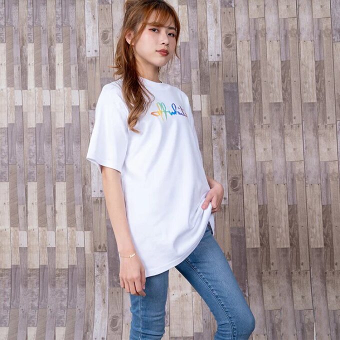 Off-White Tomboy Rainbow Logo-trykk, kort ermet, slim fit, hvit T-skjorte