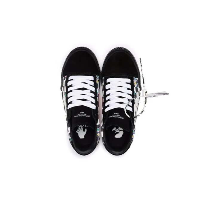 Off-White vulkaniserte lave sneakers svart/hvit