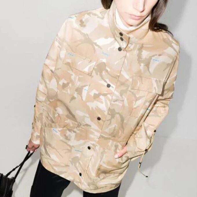 Off-White x Browns 50 Jakke med trykk i samarbeid med merkevaren Camo
