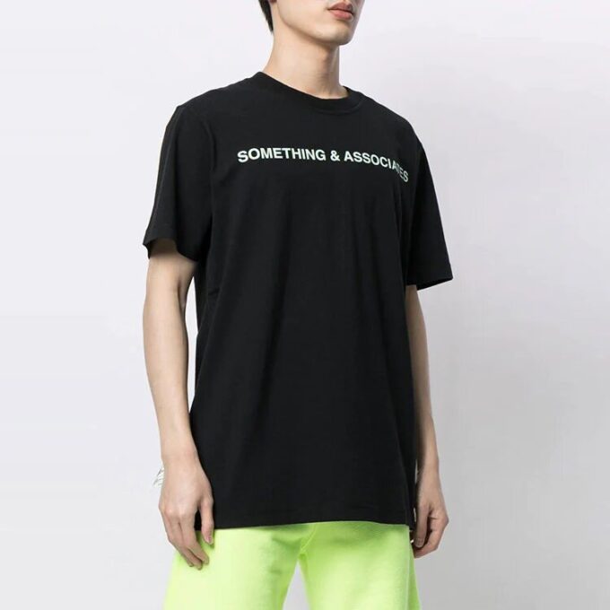 Off-White x Something & Associates Crossover Alfabet-trykk, kort ermet, standardversjon, unisex, svart