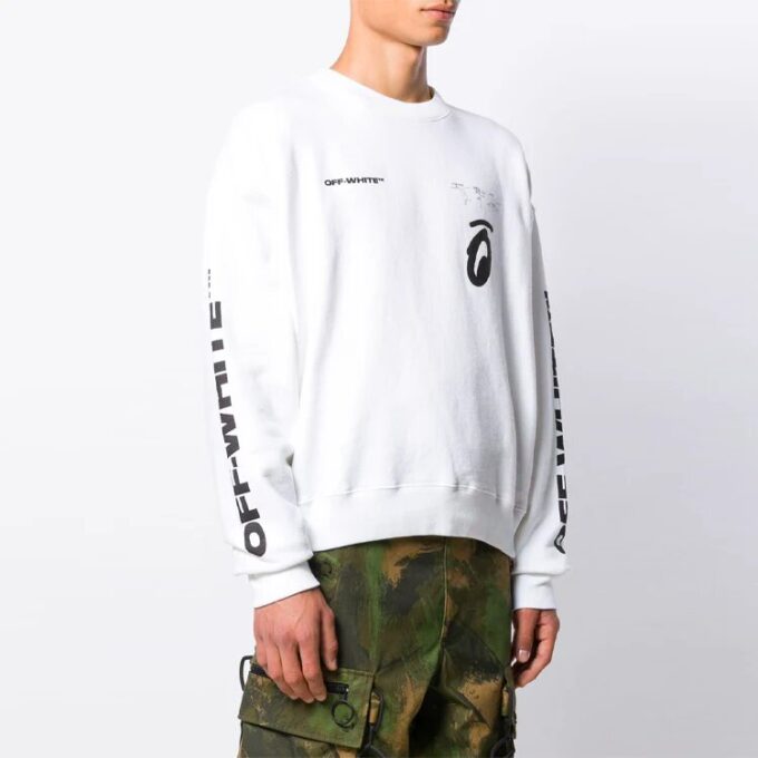 Pullover med rund hals og pilmønster, hvit