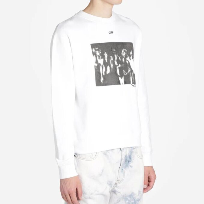 SS20 Spray Paint Effect herre-logo-langermet genser med rund hals