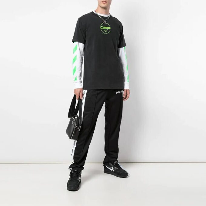 T-skjorte med håndlogo, slim fit, kort erme, svart