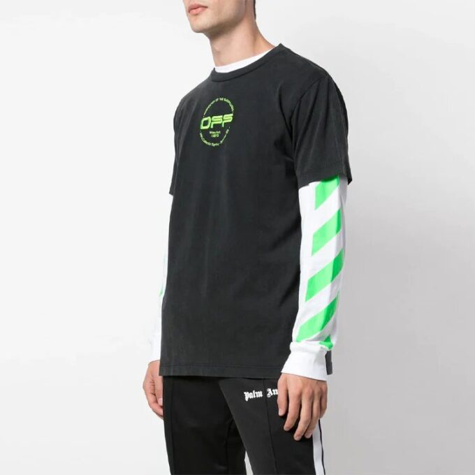 T-skjorte med håndlogo, slim fit, kort erme, svart