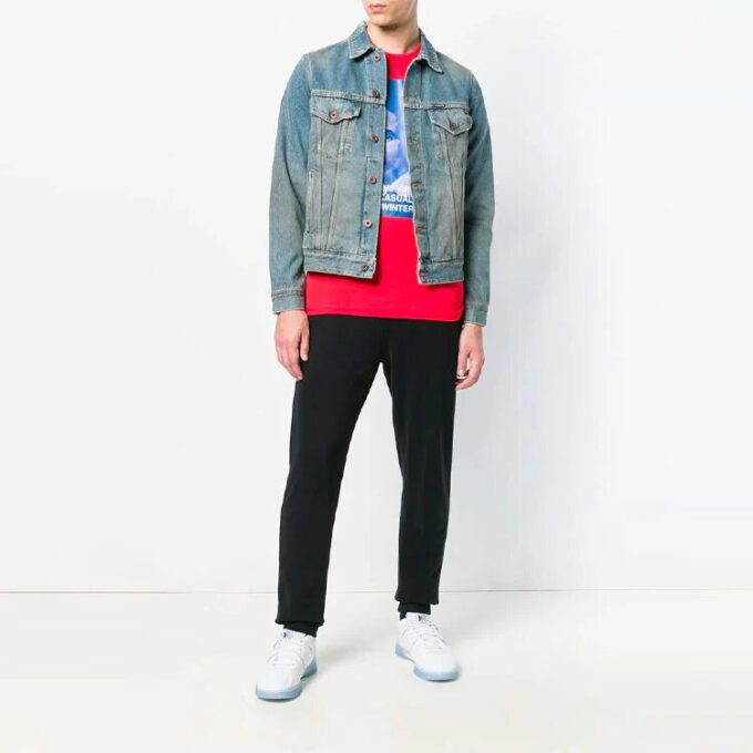 Vintage-trykt denimjakke med gradientpil og slitt look, blå